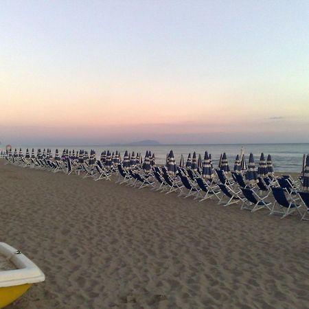 Marina Club Hotel Baia Domizia Esterno foto