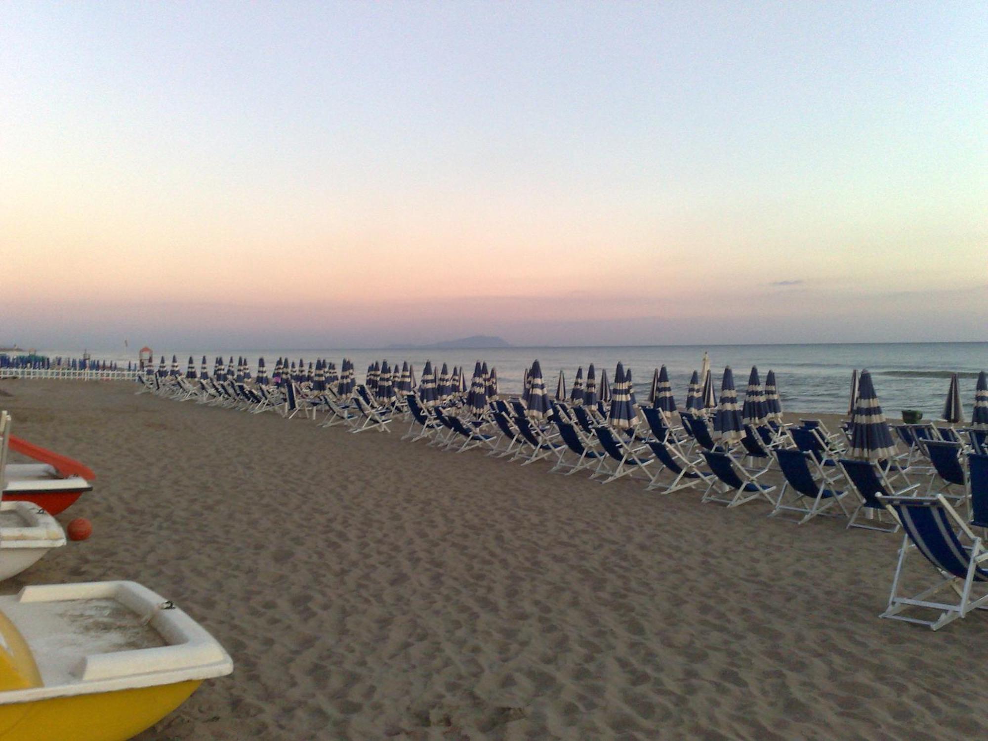 Marina Club Hotel Baia Domizia Esterno foto
