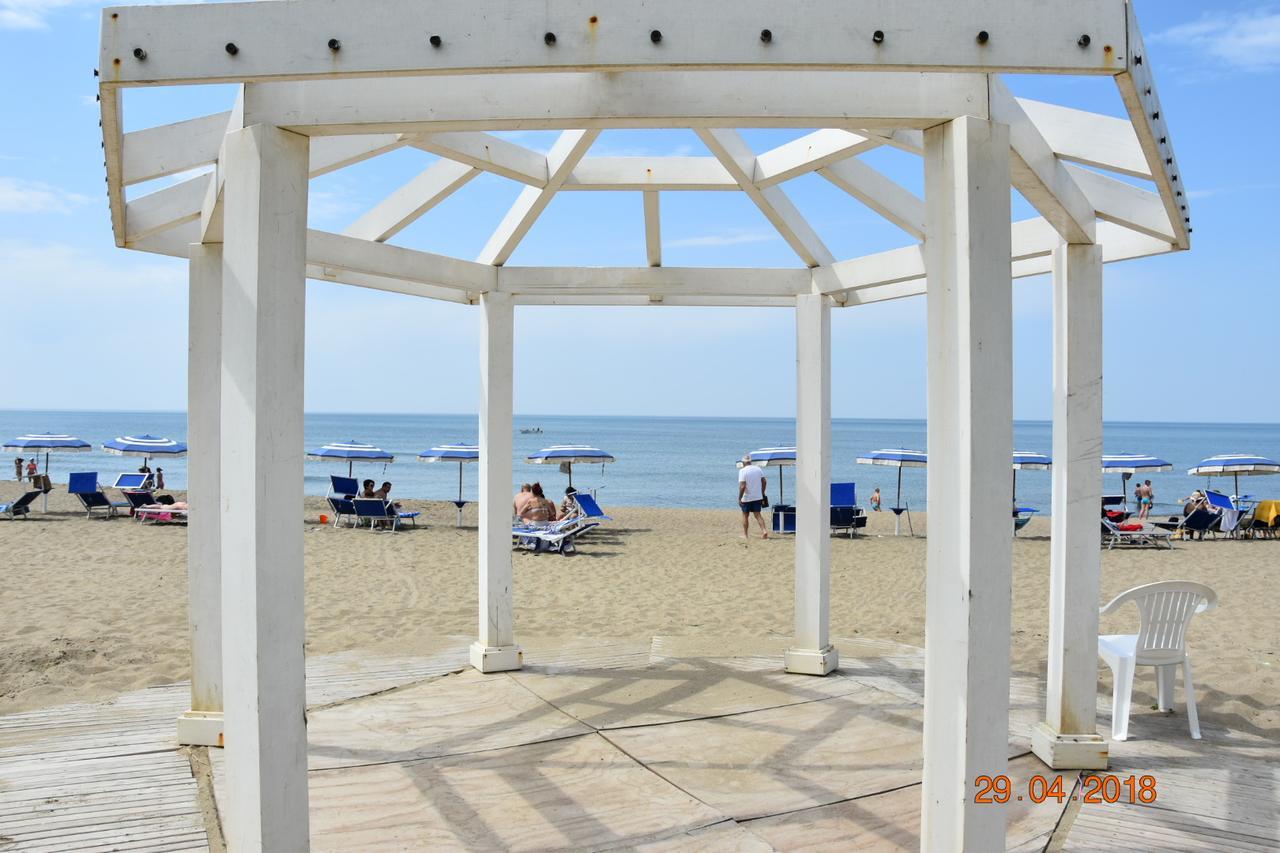 Marina Club Hotel Baia Domizia Esterno foto