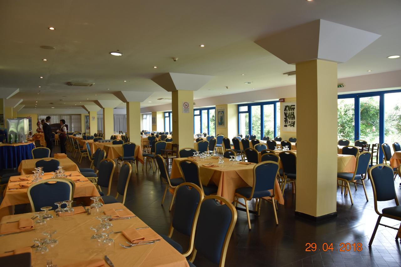 Marina Club Hotel Baia Domizia Esterno foto